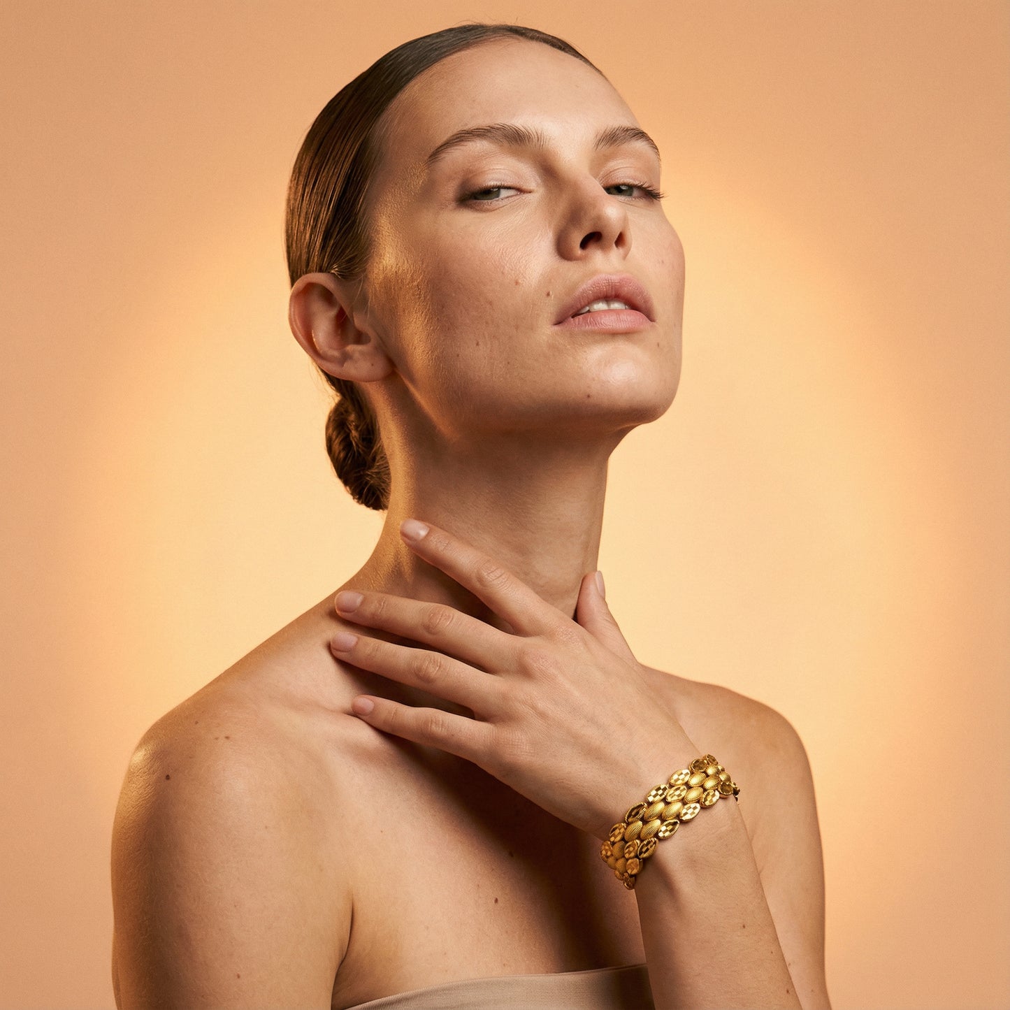 The Golden Gleam Dokulu Oval Bileklik