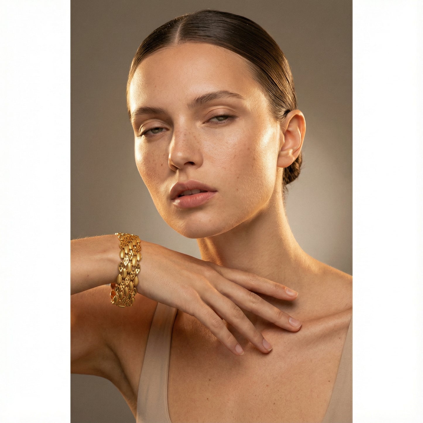 The Golden Gleam Dokulu Oval Bileklik