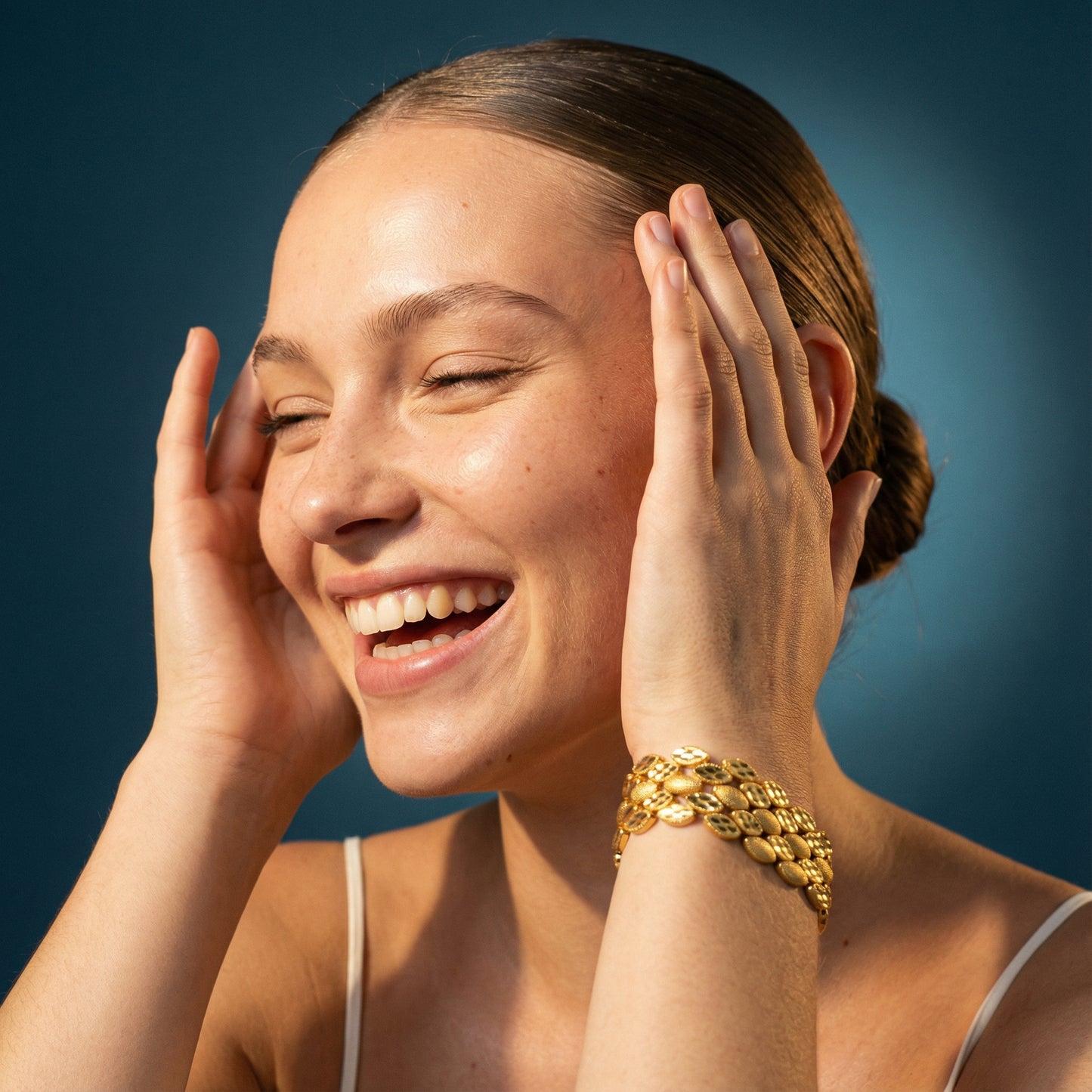 The Golden Gleam Dokulu Oval Bileklik