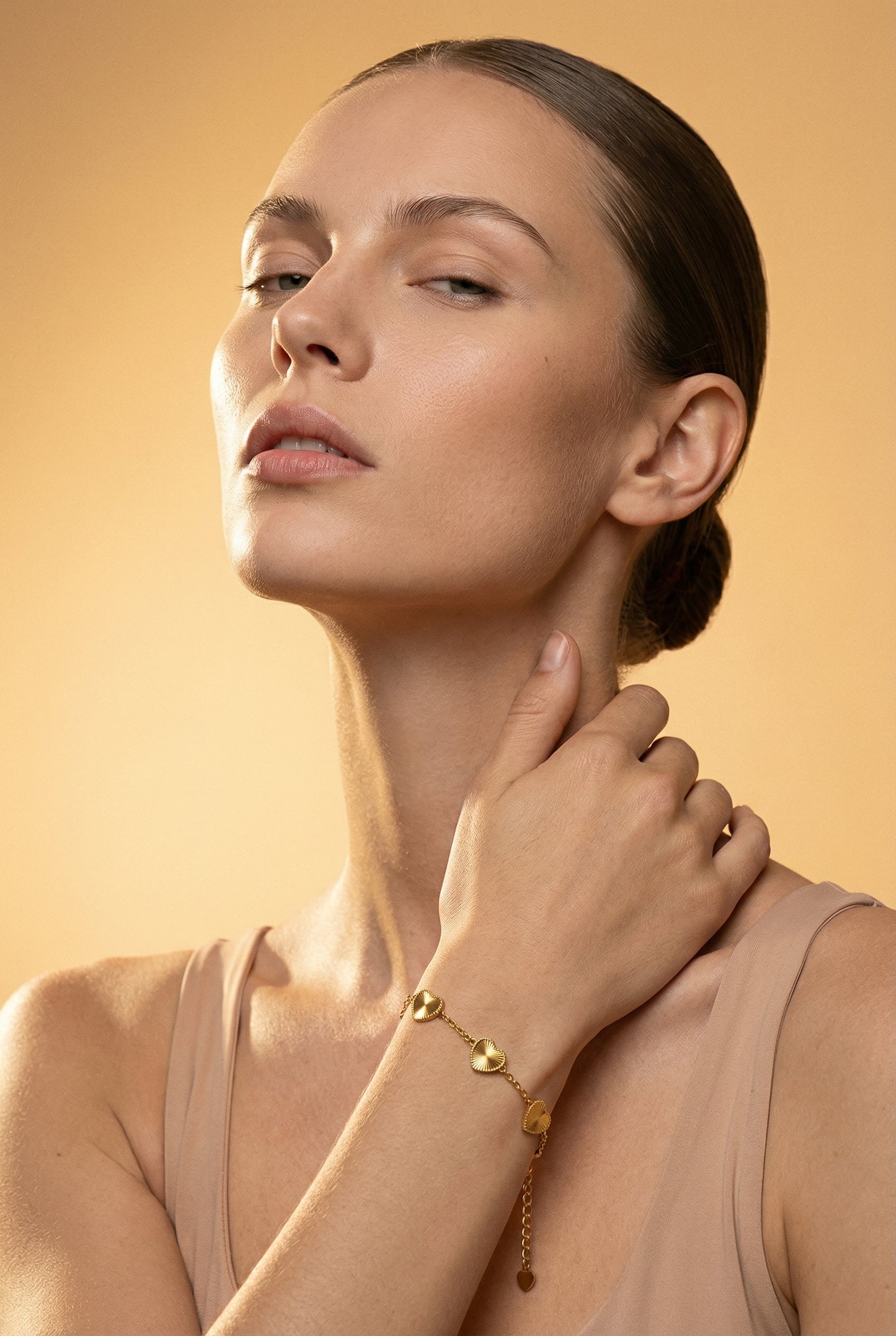 The Radiant Heart Dokulu Kalp Bileklik