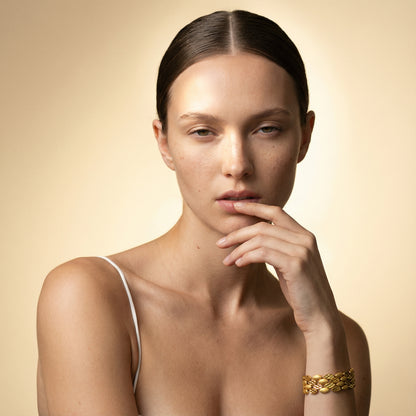 The Golden Gleam Dokulu Oval Bileklik