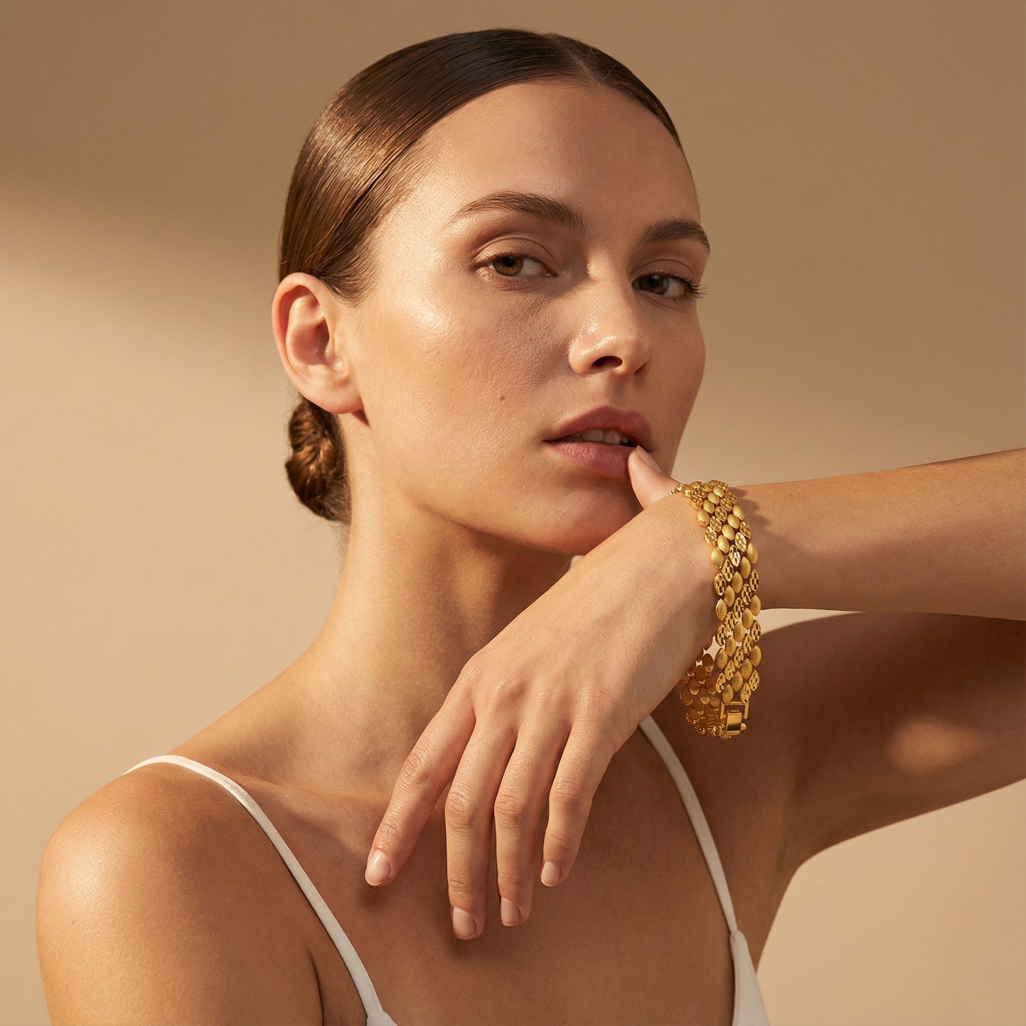 The Golden Gleam Dokulu Oval Bileklik